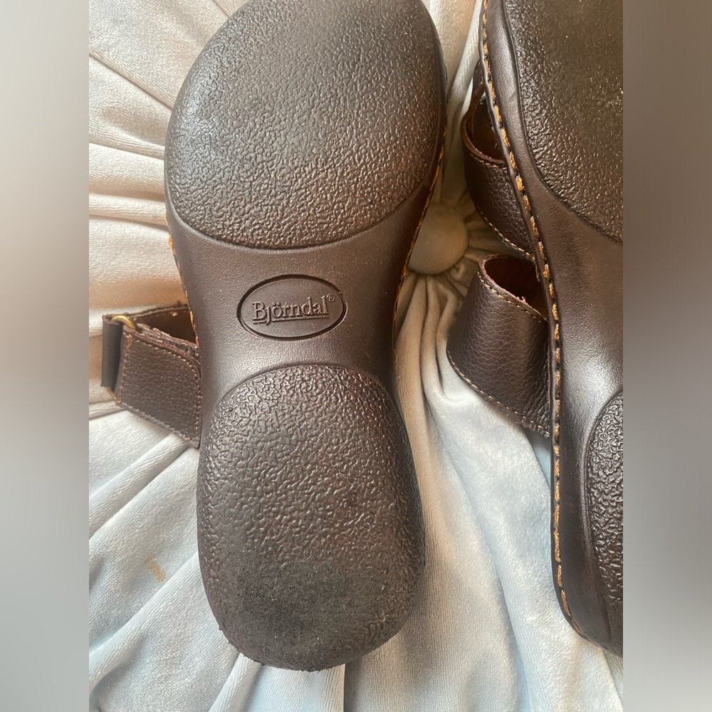 - Like NEW Bjorndal Sandals 6.5 Super Comfy Brown - Picture 4 of 6